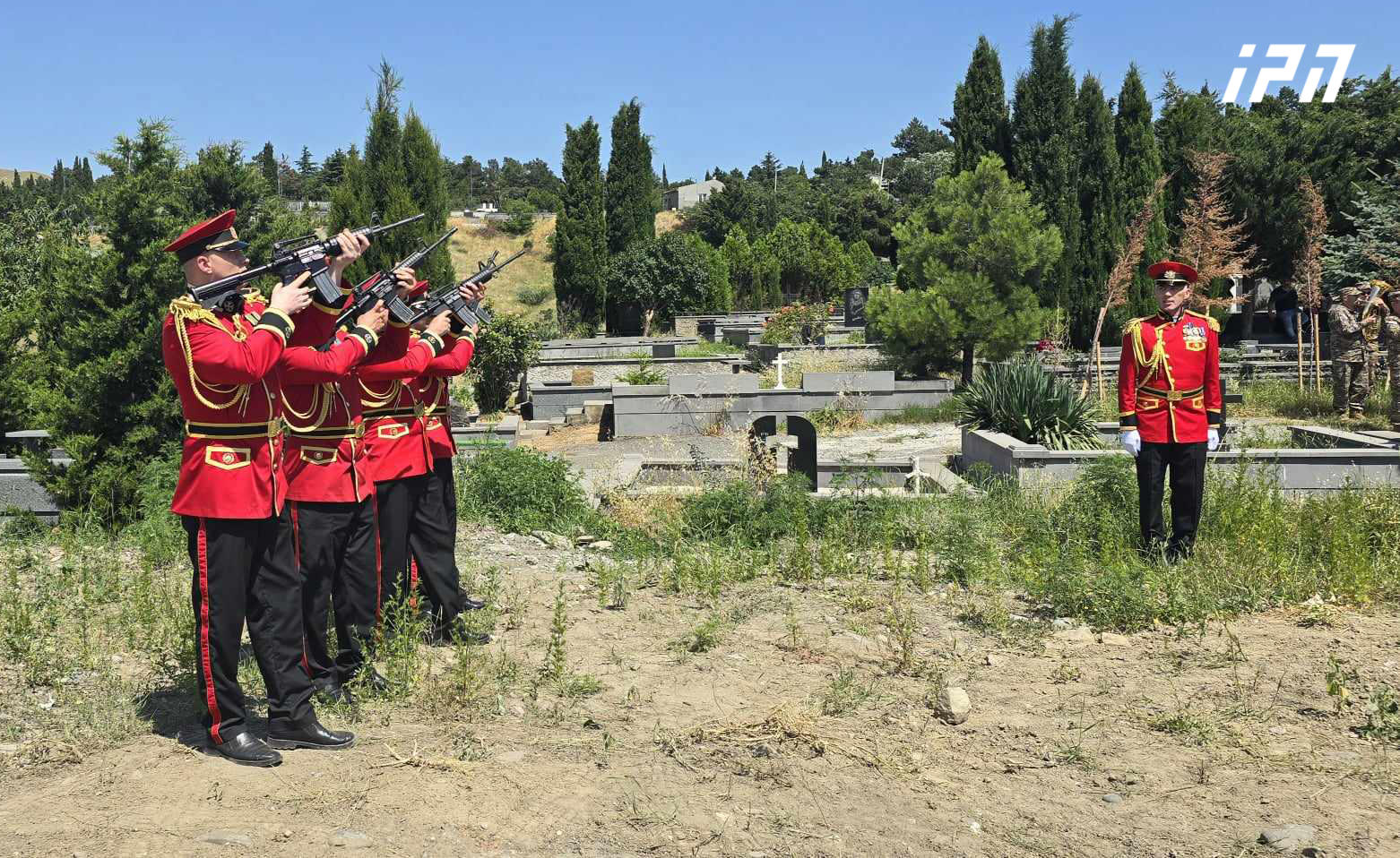 სუ-25 ტიპის საფრენი აპარატის კატასტროფის დროს დაღუპული პილოტი, ვიცე-პოლკოვნიკი კახაბერ ზურაბაშვილი გორის სასაფლაოზე სამხედრო პატივით დაკრძალეს