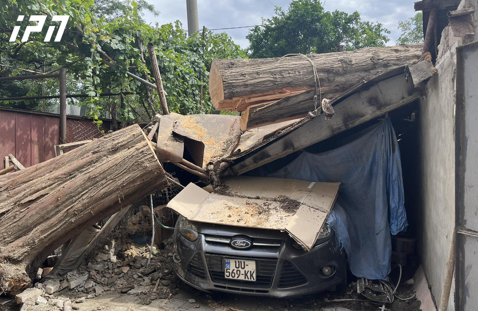 კრწანისის რაიონის გამგებელი აცხადებს, რომ ძლიერმა ქარმა სახურავი 20-ზე მეტ საცხოვრებელ სახლს გადახადა