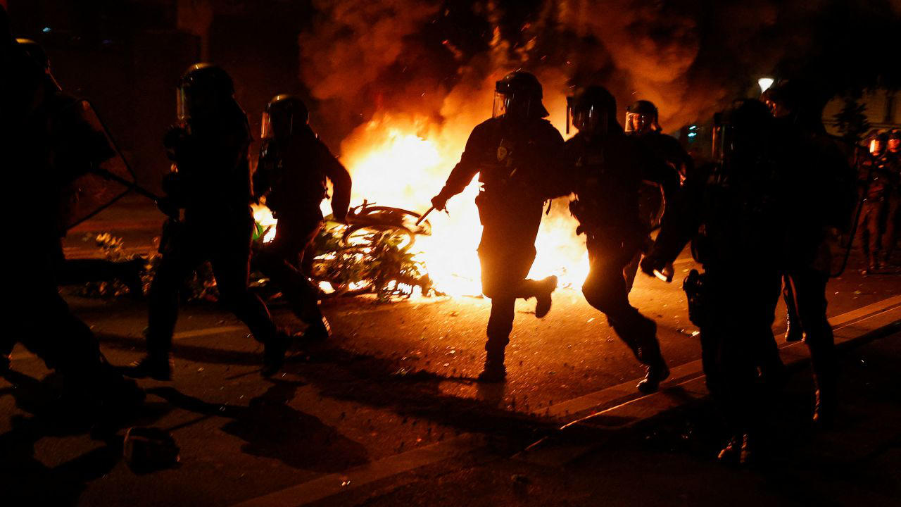 მედია - ზეიმი და ვანდალიზმი საფრანგეთში - პოლიციამ პარიზის ცენტრალური მოედნის დემონსტრანტებისგან გასაწმენდად ცრემლსადენი გაზი გამოიყენა