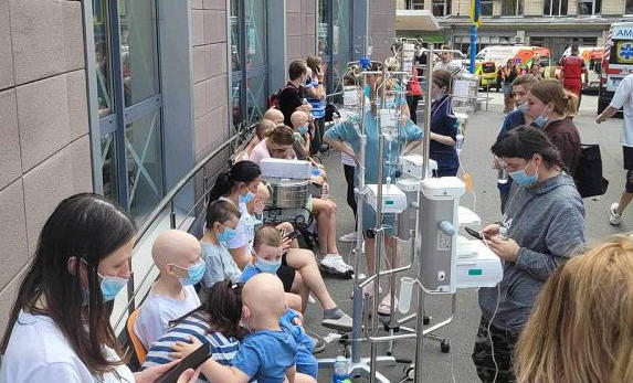 კიევის ბავშვთა საავადმყოფოზე რუსეთის თავდასხმას მსხვერპლი მოჰყვა, ადამიანები ნანგრევების ქვეშ არიან მოყოლილი