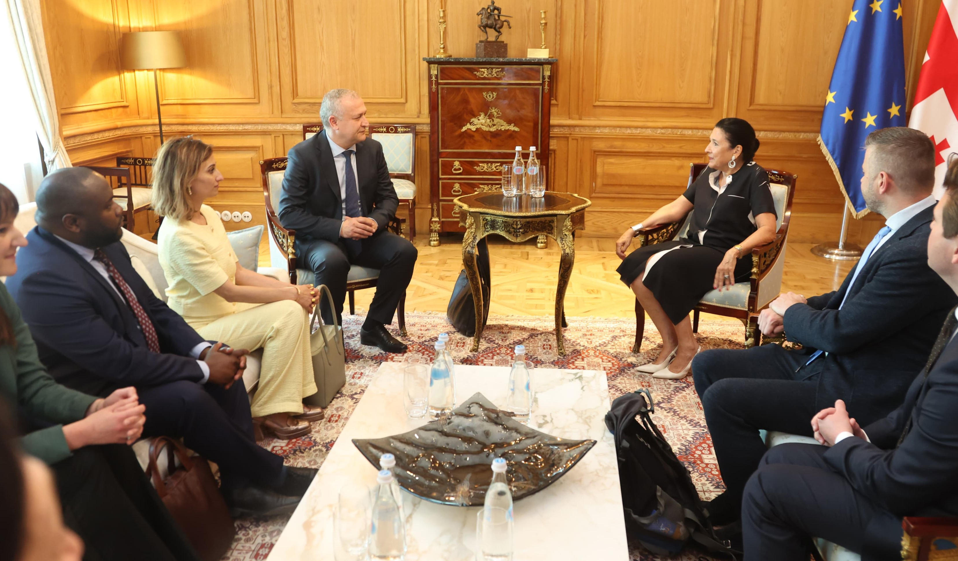 პრეზიდენტის ადმინისტრაცია - პრეზიდენტმა ნიდერლანდების სამეფოს საპარლამენტო დელეგაციასთან ოქტომბერში დაგეგმილი არჩევნები, ქვეყანაში მიმდინარე მოვლენები და საქართველოს ევროინტეგრაციის პროცესი განიხილა