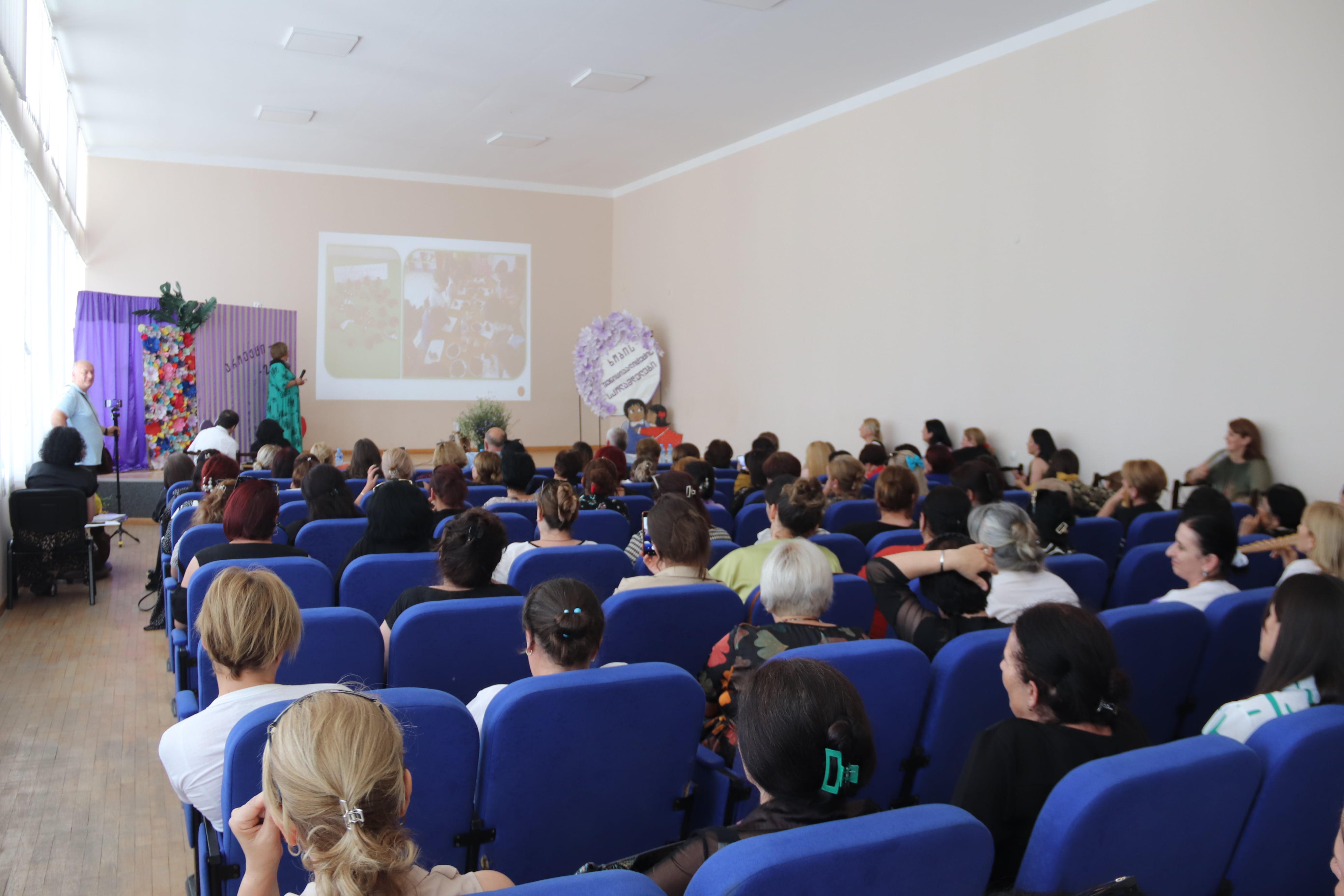 ხობის კულტურის სასახლეში 2023-2024 სასწავლო-სააღმზრდელო წლის განმავლობაში საბავშვო ბაღების აღმზრდელ-მასწავლებლების მიერ განხორციელებული პროექტების პრეზენტაცია გაიმართა