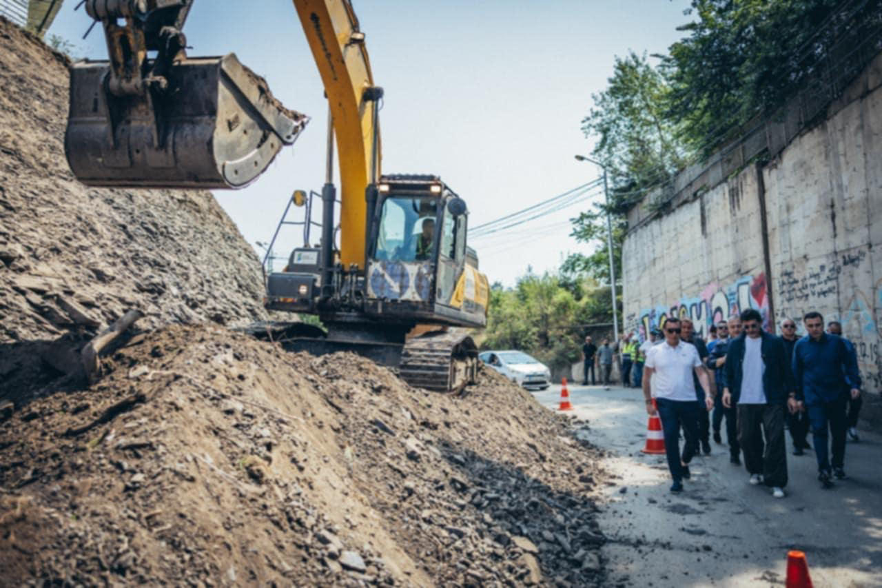 ბაგების დასახლებაში, ლევან სამხარაულის სახელობის ექსპერტიზის ბიუროსთან, გზის გაფართოების სამუშაოები მიმდინარეობს