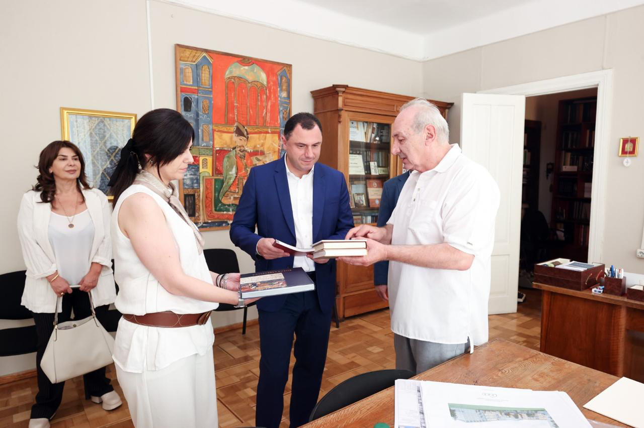 გიორგი ამილახვარი ხელნაწერთა ეროვნული ცენტრის ინფრასტრუქტურასა და დაცულ ხელნაწერებს გაეცნო