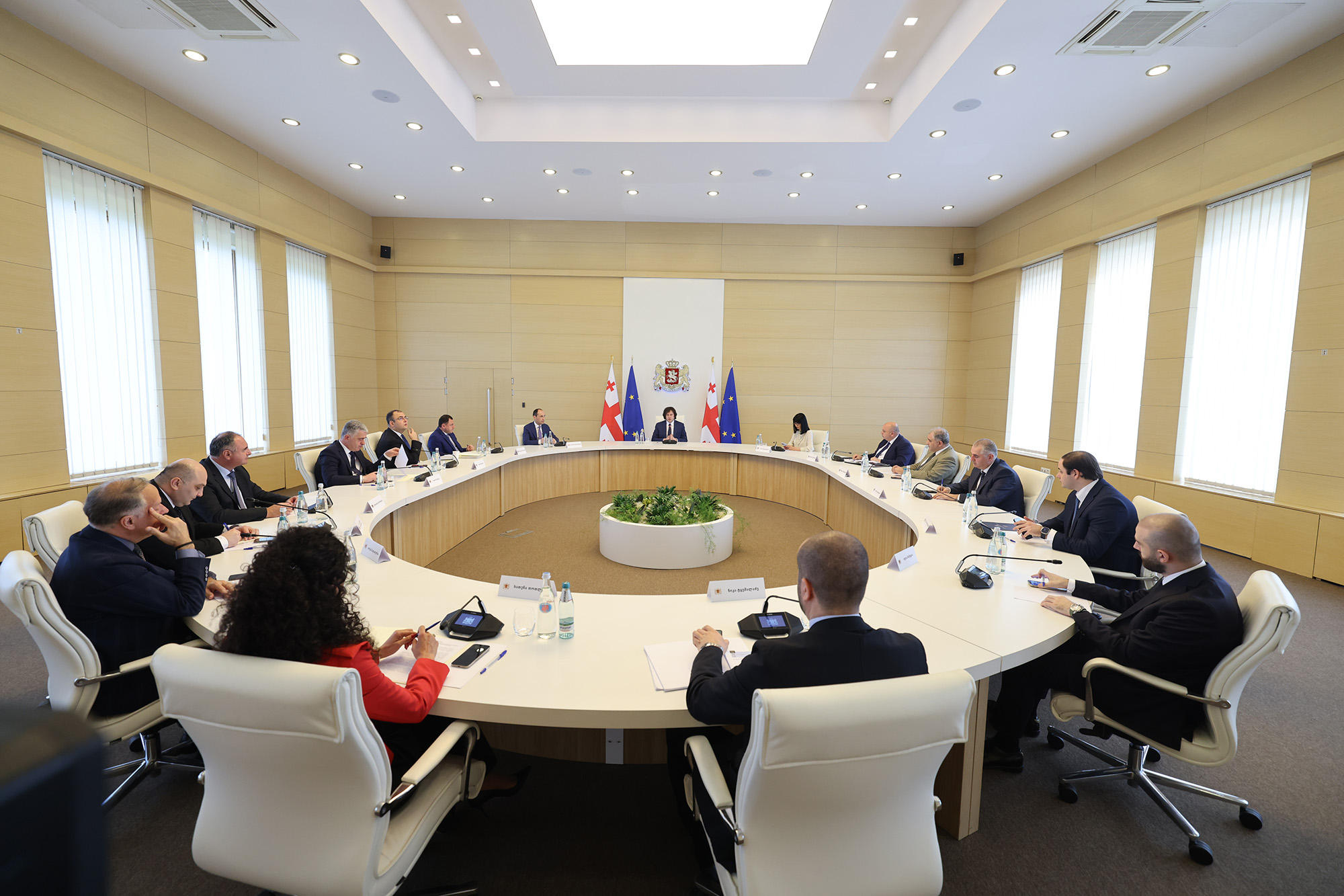 მთავრობის შემუშავებული პროგრამით 3 ათასზე მეტ კურსდამთავრებულს საჯარო სამსახურში ანაზღაურებადი სტაჟირების გავლის შესაძლებლობა მიეცემა