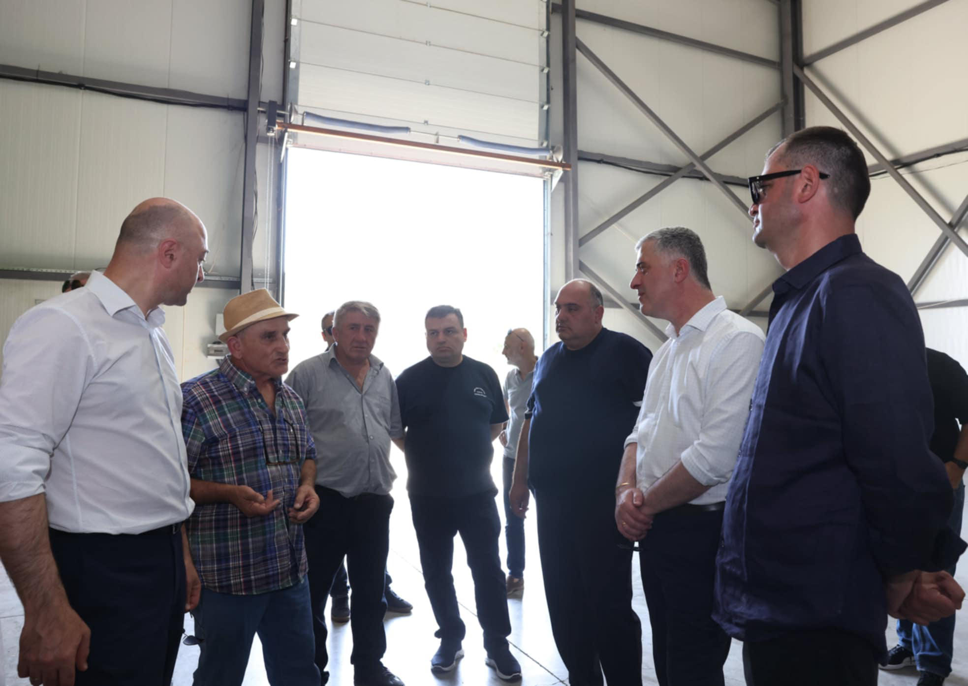 ოთარ შამუგიამ დედოფლისწყაროში სახელმწიფოს მხარდაჭერით შექმნილი კაკლის გადამმუშავებელი საწარმო დაათვალიერა