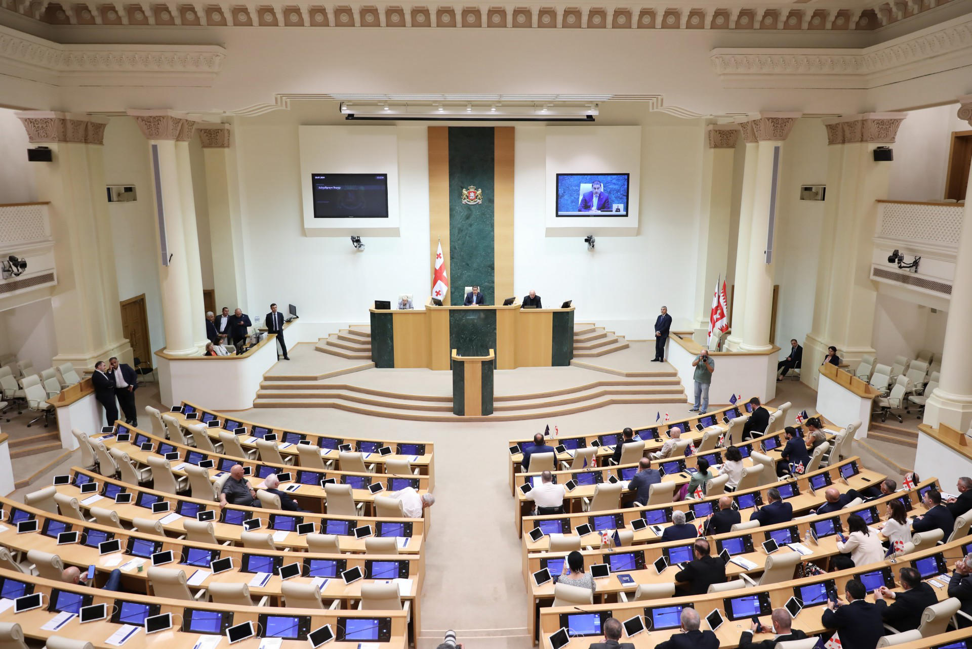 პარლამენტი „პენიტენციურ კოდექსში“ დაგეგმილ  ცვლილებებს განიხილავს, რომლითაც ტერორიზმში, კონსტიტუციური წყობილებისა და უშიშროების წინააღმდეგ ჩადენილ დანაშაულში ბრალდებულ და მსჯავრდებულ პირებს პაემნის, მიმოწერის, სატელეფონო საუბრის და სხვა უფლებები შეეზღუდებათ