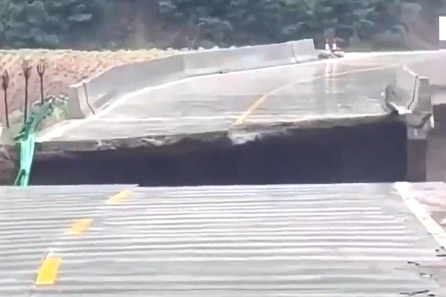 ჩინეთში გზატკეცილზე ხიდი ჩაინგრა, რის შედეგადაც, 11 ადამიანი დაიღუპა