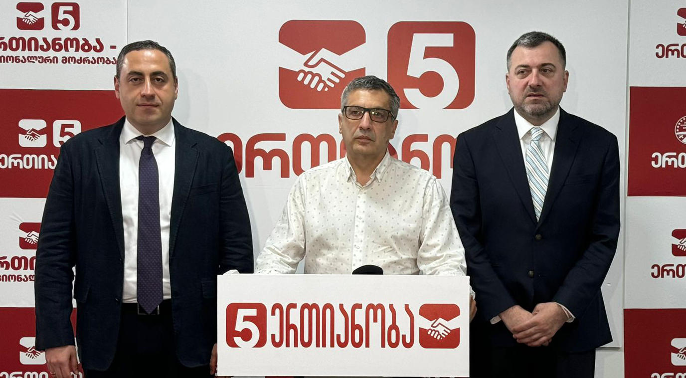 ლაშა ბაქრაძე - „ოცნებას“ ხელისუფლების სრული ტოტალური კონტროლის სურვილი აქვს, ამის ნათელი მაგალითია ის, რაც ჩვენს თავს ხდება, როდესაც საზოგადოებას კონსტიტუცია თავზე გადაახიეს და პრეზიდენტის უფლებამოსილება შეზღუდეს