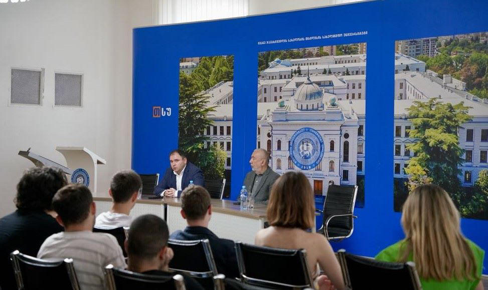 თსუ-ს საუნივერსიტეტო კლუბების წევრებმა ნიკოლოზ სამხარაძესთან შეხვედრა გამართეს