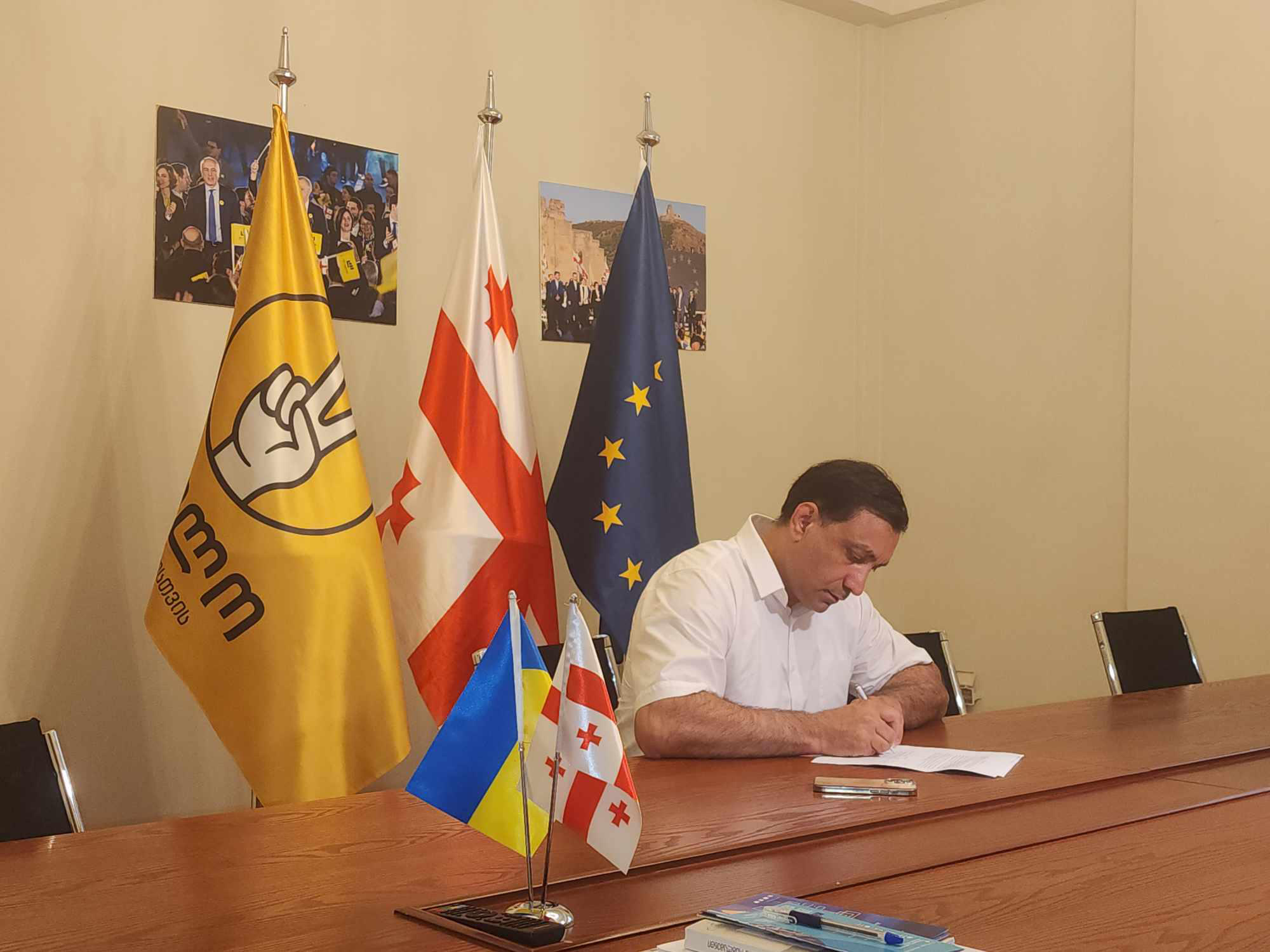 ოპოზიციონერი დეპუტატები "უცხოური გავლენის გამჭვირვალობის შესახებ" კანონის საწინააღმდეგო საპროტესტო აქციების დროს დაკავებულ ახალგაზრდებს ომარ ოკრიბელაშვილსა და საბა მეფარიშვილს თავდებში უდგებიან