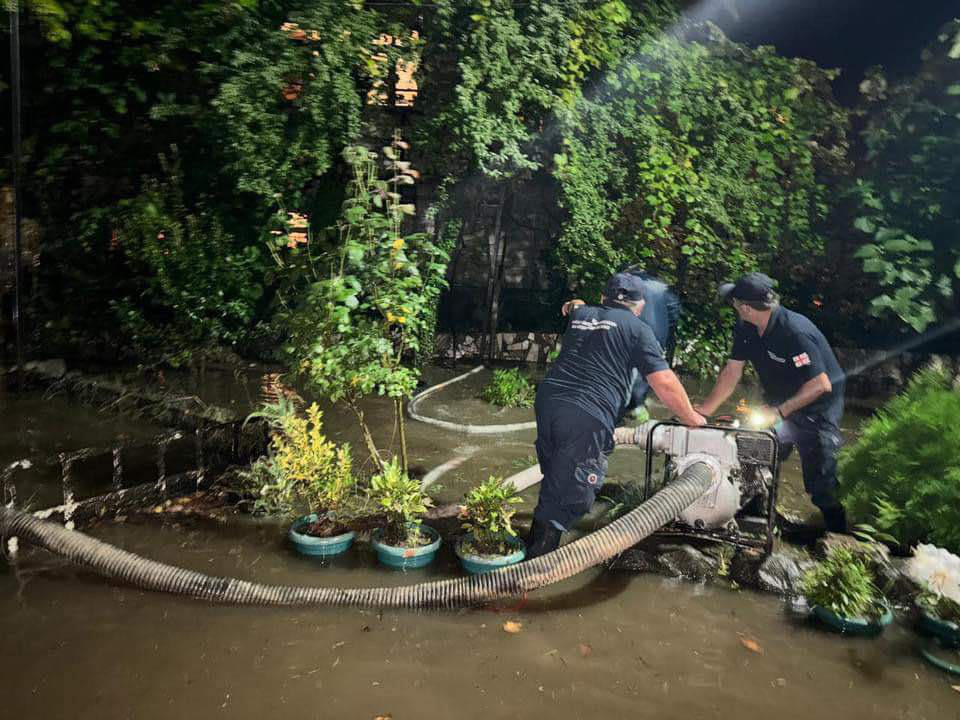 ძლიერი წვიმის შედეგად ოზურგეთში ქუჩები და ეზოები დაიტბორა