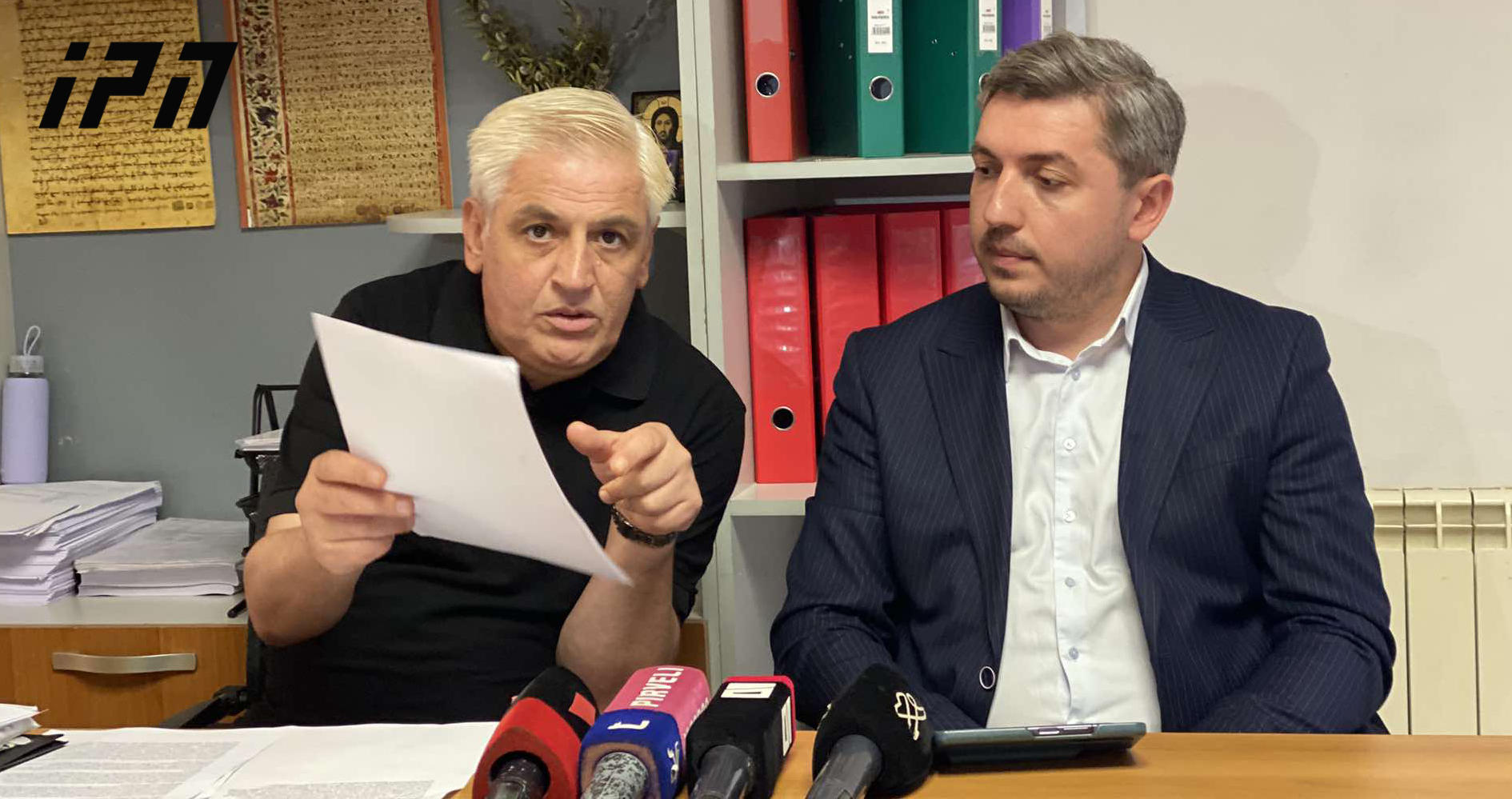 კორონავირუსით გარდაცვლილი 20 წლის ფეხბურთელის, ვახტანგ ჩარკვიანის მამა რესპუბლიკური საავადმყოფოს დირექტორის მოვალეობის ყოფილ შემსრულებელს, ლევან გოფოძეს დოკუმენტების გაყალბებაში ადანაშაულებს