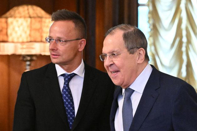 უნგრეთის საგარეო საქმეთა მინისტრმა უკრაინის გავლით „ლუკოილის“ ნავთობის ტრანზიტის შეჩერების საკითხი რუს და სლოვაკ კოლეგებთან განიხილა