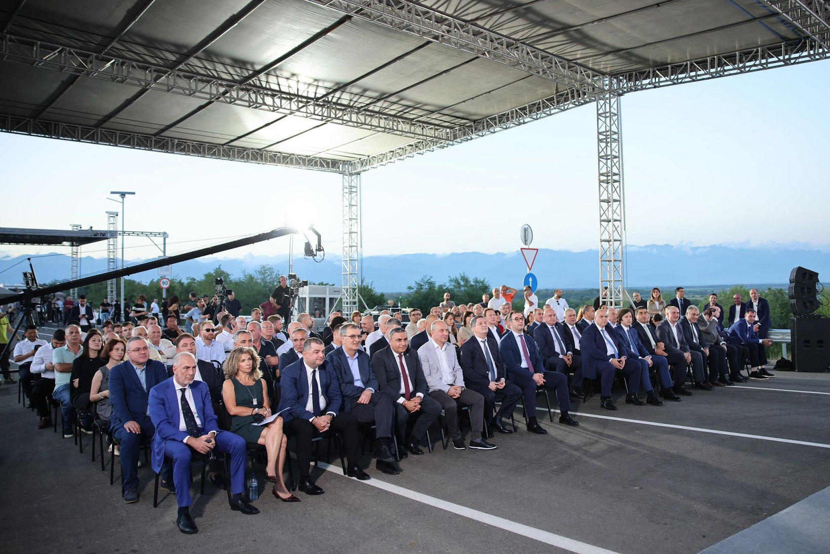 შალვა პაპუაშვილი დეპუტატებთან ერთად ბაკურციხე-წნორის მაგისტრალური გზის გახსნას დაესწრო