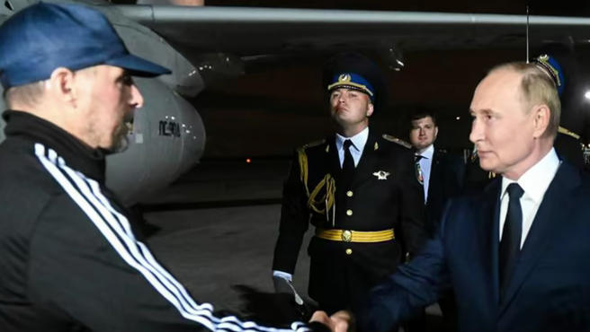 დიმიტრი პესკოვმა დაადასტურა, რომ პატიმართა გაცვლის შედეგად რუსეთში დაბრუნებული ვადიმ კრასიკოვი, რომელიც ზელიმხან ხანგოშვილის მკვლელობისთვის იხდიდა სასჯელს, უსაფრთხოების ფედერალური სამსახურის თანამშრომელია