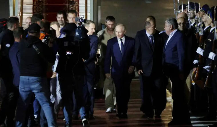 ვლადიმერ პუტინი რუსეთსა და დასავლეთს შორის პატიმართა გაცვლის შედეგად გათავისუფლებულებს ვნუკოვოს აეროპორტში დახვდა