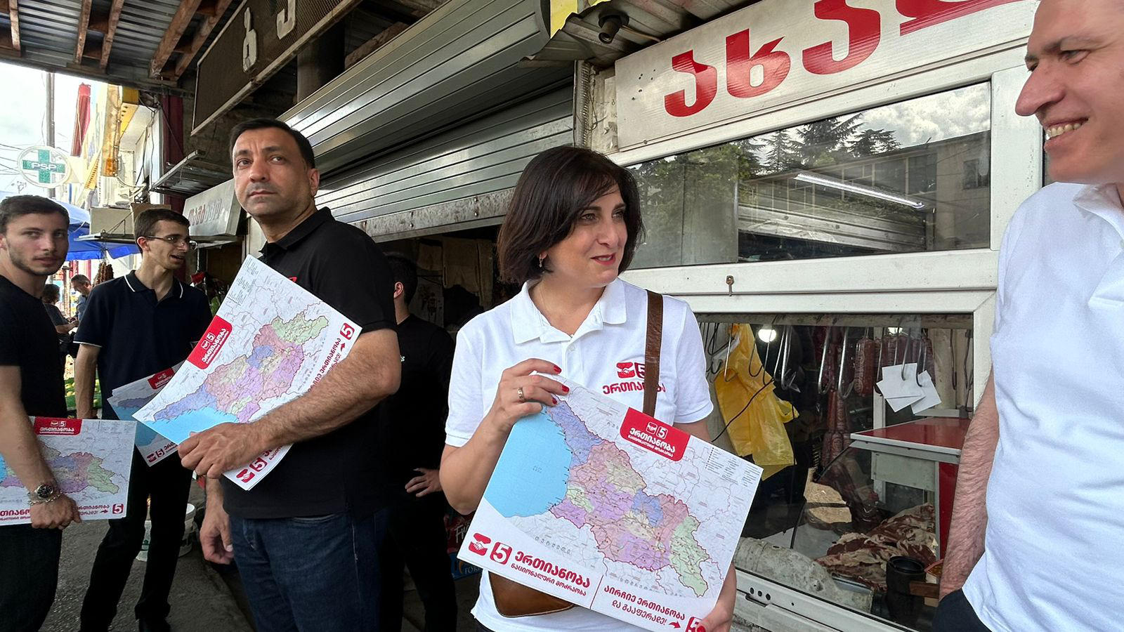 „ერთიანობა - ნაციონალური მოძრაობის“ ლიდერები საარჩევნო კამპანიის ფარგლებში თელავის ბაზარში მოსახლეობას ხვდებიან