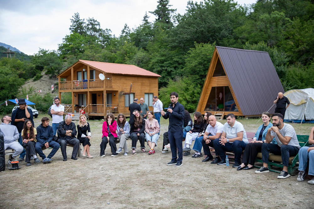 ვლადიმერ ხინჩეგაშვილი გორის საკრებულოს თავმჯდომარესთან და ადგილობრივი ხელისუფლების წარმომადგენლებთან ერთად ბიისის საზაფხულო ბანაკში იმყოფებოდა