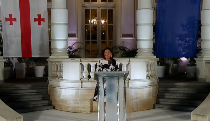 პრეზიდენტი - გარდა იმისა, რომ არაფერს ვაკეთებთ, კიდევ უფრო აღმაშფოთებელია ბოლო პერიოდში პრემიერის სიტყვები, თურმე, ოკუპირებული ტერიტორიები ეს არის მოცემულობა - ასეთი განცხადება ქართულ პოლიტიკაში არასდროს გამიგია და მიკვირს, რომ ამას მეტი რეაგირება არ მოჰყვა