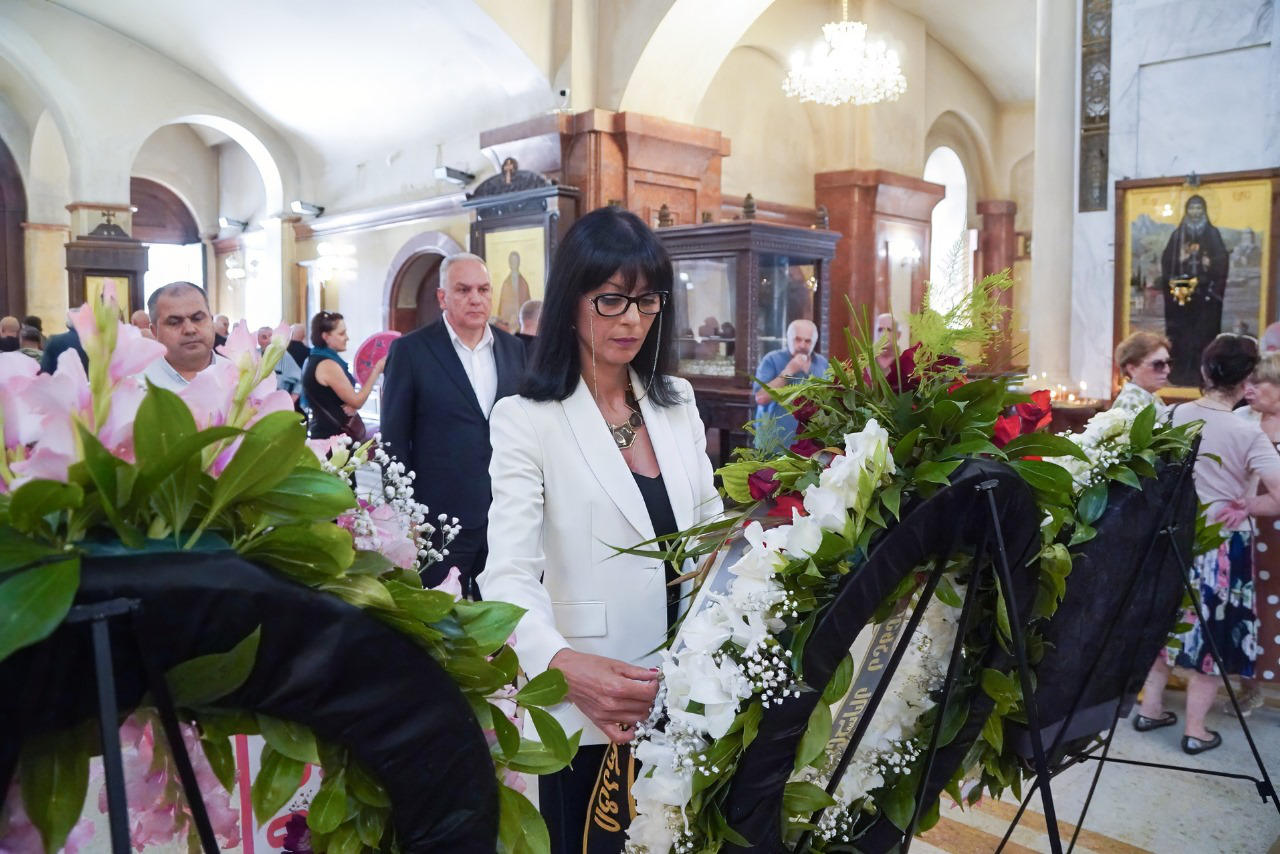 თეა ახვლედიანი ოკუპირებული აფხაზეთიდან გადმოსვენებულ, 1990-იანი წლების შეიარაღებული მოქმედებების დროს უგზო-უკვლოდ დაკარგულ პირთა სამოქალაქო პანაშვიდს დაესწრო