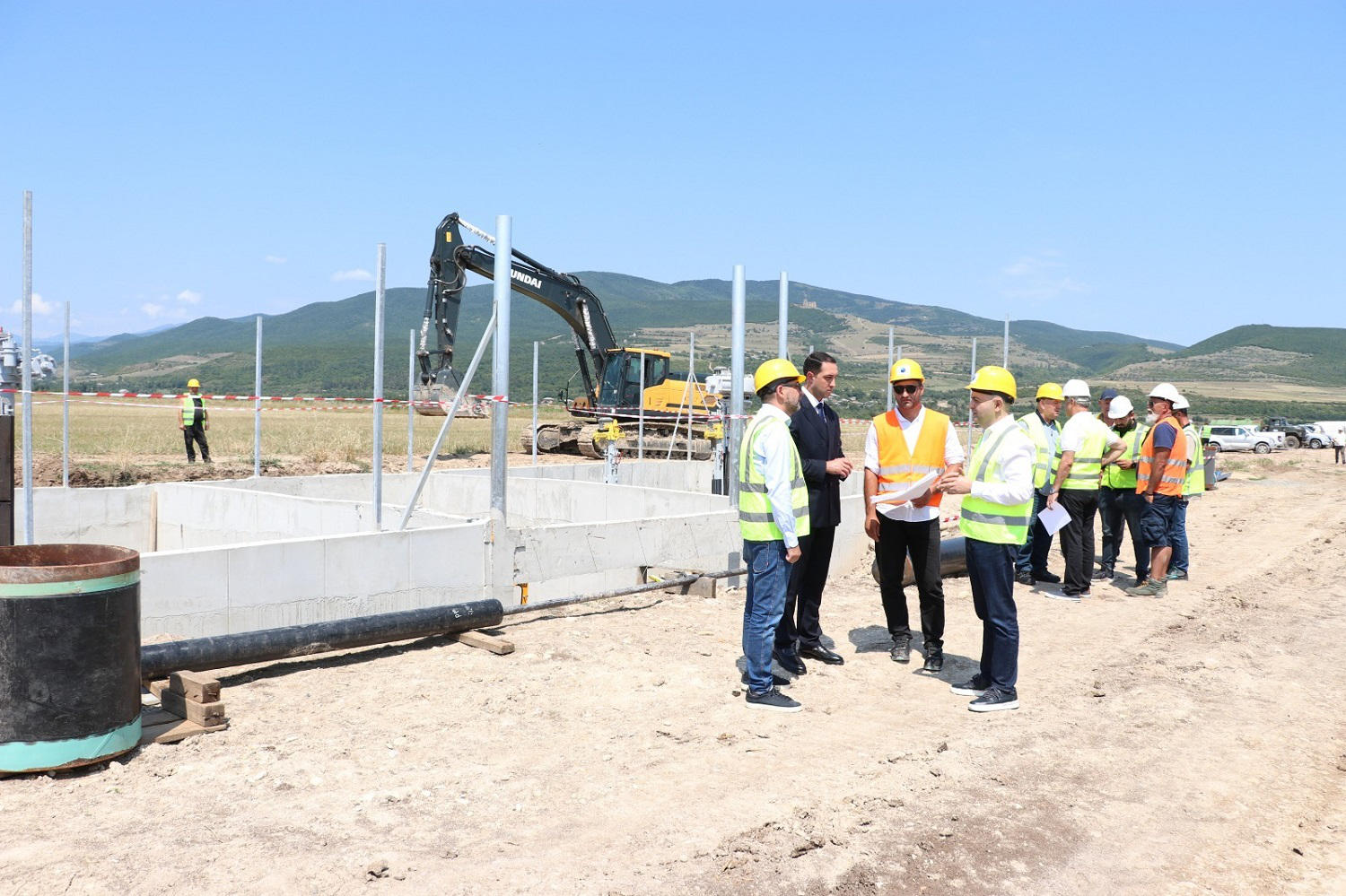 საოკუპაციო გამყოფი ხაზის გასწვრივ მდებარე მაგისტრალური გაზსადენის „ლეხურა-სვენეთის” 20,5 კმ-იანი მონაკვეთის მშენებლობა დასკვნით ეტაპზეა