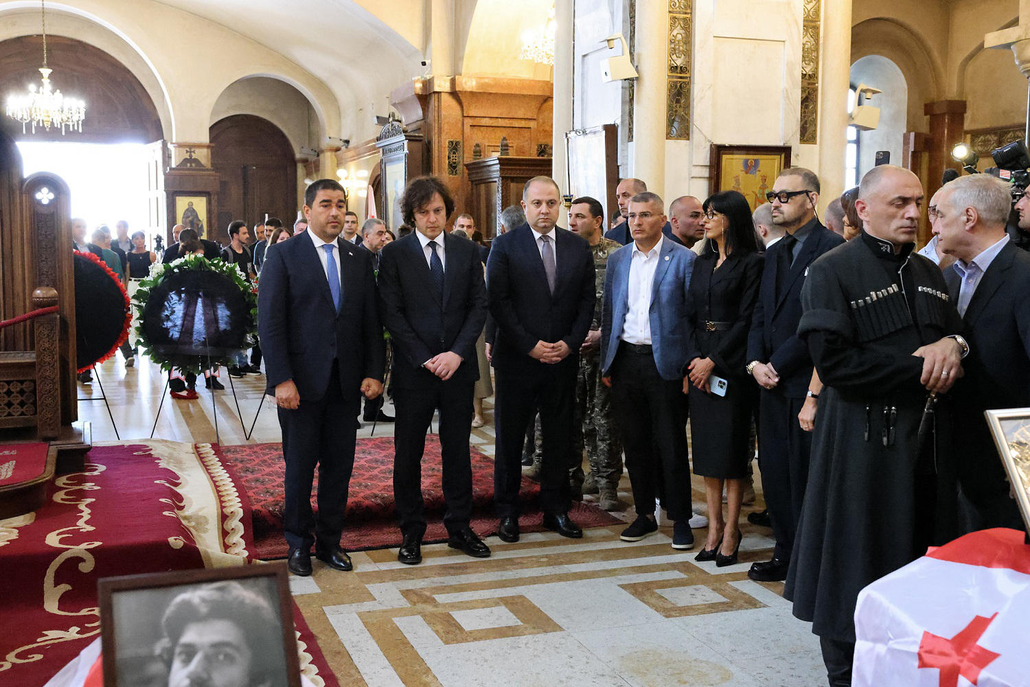 შალვა პაპუაშვილი და ირაკლი კობახიძე 1990-იანი წლების შეიარაღებული მოქმედებების დროს უგზო-უკვლოდ დაკარგული, ოკუპირებული აფხაზეთიდან გადმოსვენებული პირების სამოქალაქო პანაშვიდს დაესწრნენ