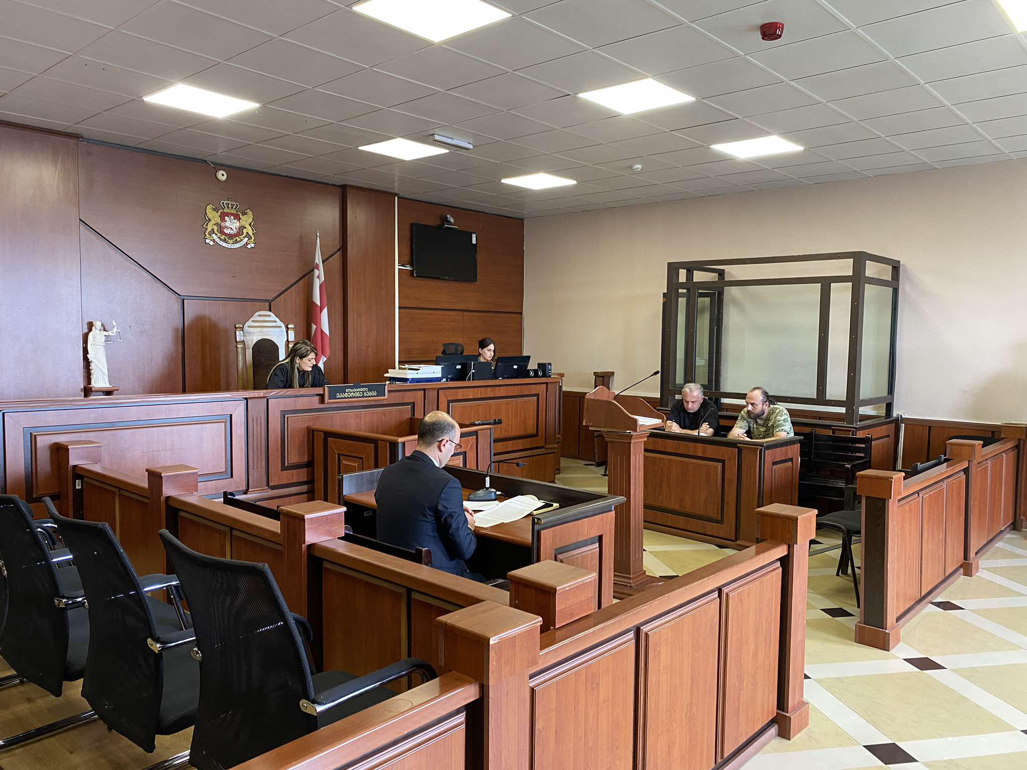 სასამართლომ ჟურნალისტისთვის პროფესიულ საქმიანობაში უკანონოდ ხელის შეშლასა და ძალადობაში ბრალდებულ ვიტალი გუგუჩიას 5 000-ლარიანი გირაო შეუფარდა