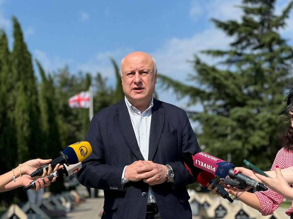 „ევროპული საქართველოს“ ლიდერებმა და წევრებმა მუხათგვერდის ძმათა სასაფლაოზე აგვისტოს ომში გარდაცვლილ გმირთა მემორიალს პატივი მიაგეს