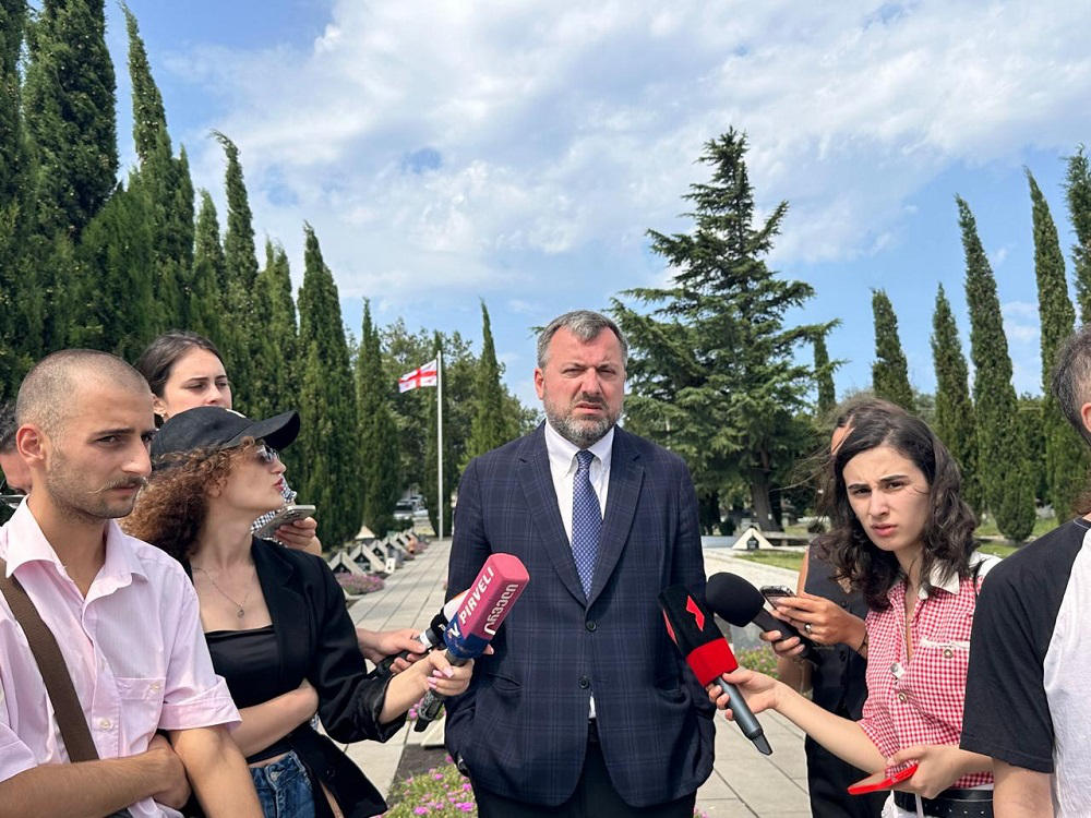 გია ჯაფარიძე - ჩვენი თაობა და არა მხოლოდ ჩვენი თაობა ვალდებულები ვართ, რომ დღეს ვიყოთ აქ, ჩვენი გმირების საფლავზე და პატივი მივაგოთ მათ ხსოვნას - ჩვენ ყველამ ერთად უნდა ავასრულოთ ჩვენი გმირების ოცნება