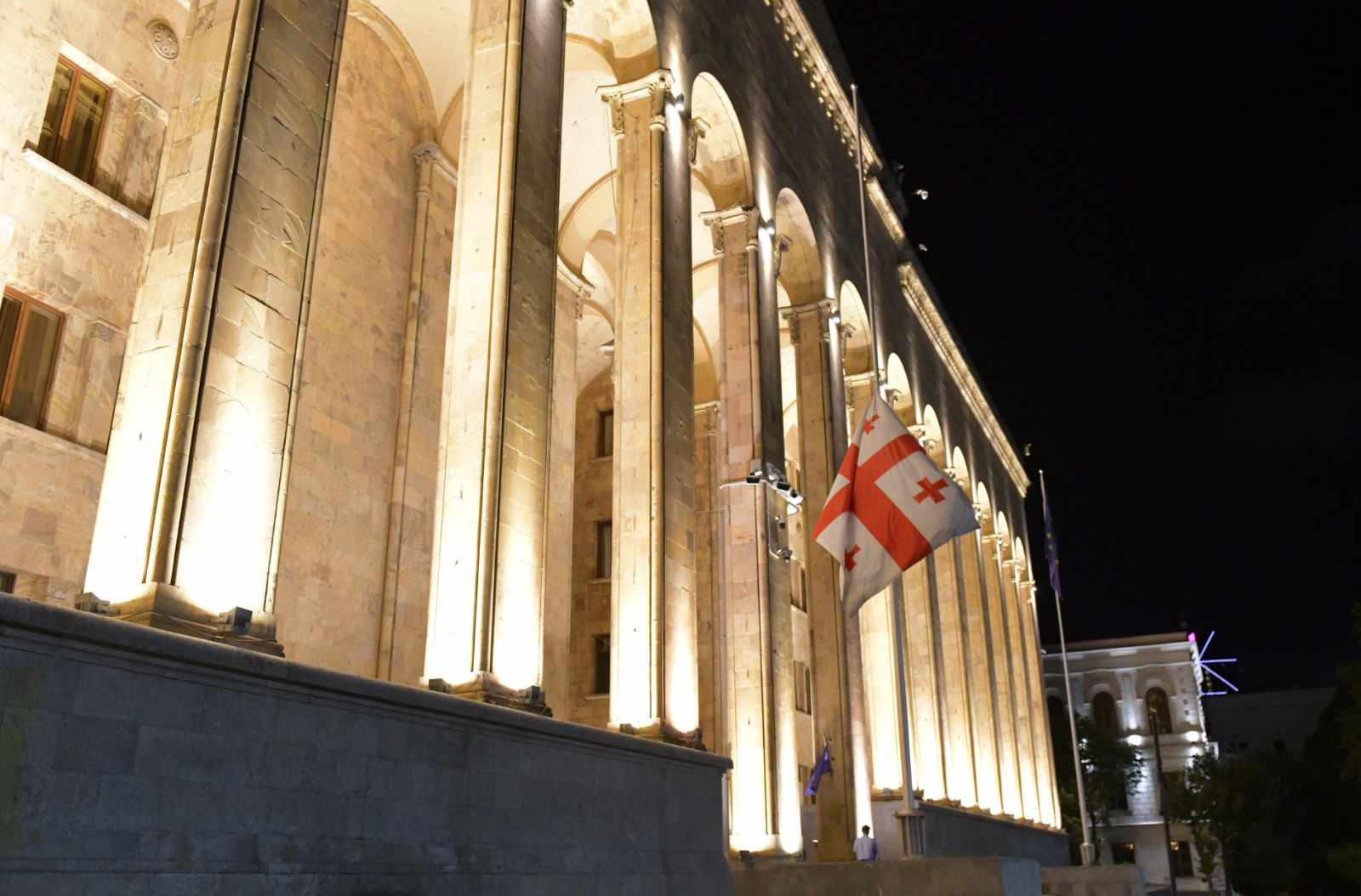 აგვისტოს ომში დაღუპულთა ხსოვნის პატივსაცემად, პარლამენტის სასახლეზე საქართველოს სახელმწიფო დროშა დაეშვა