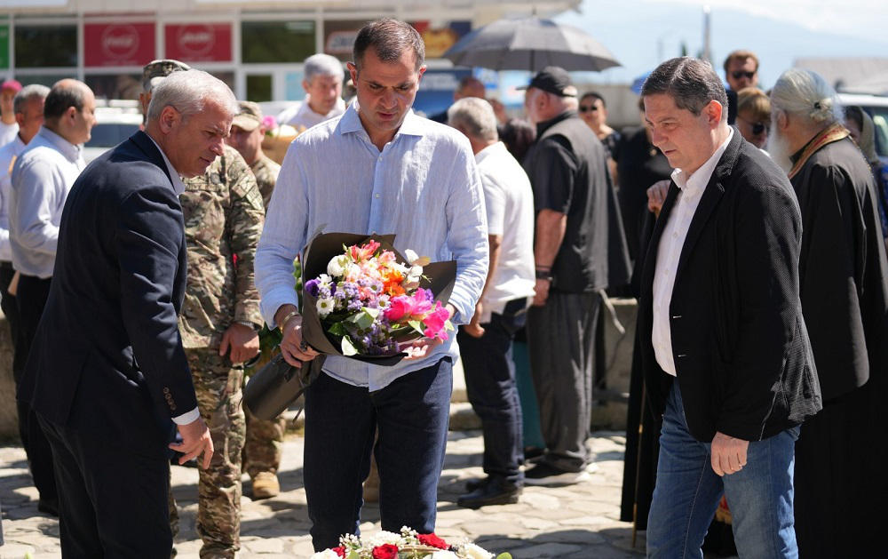 კახეთის მხარეში სახელმწიფო რწმუნებულმა საკანონმდებლო და ადგილობრივი ხელისუფლების წარმომადგენლებთან ერთად გიორგი ანწუხელიძის მემორიალი ყვავილებით შეამკო