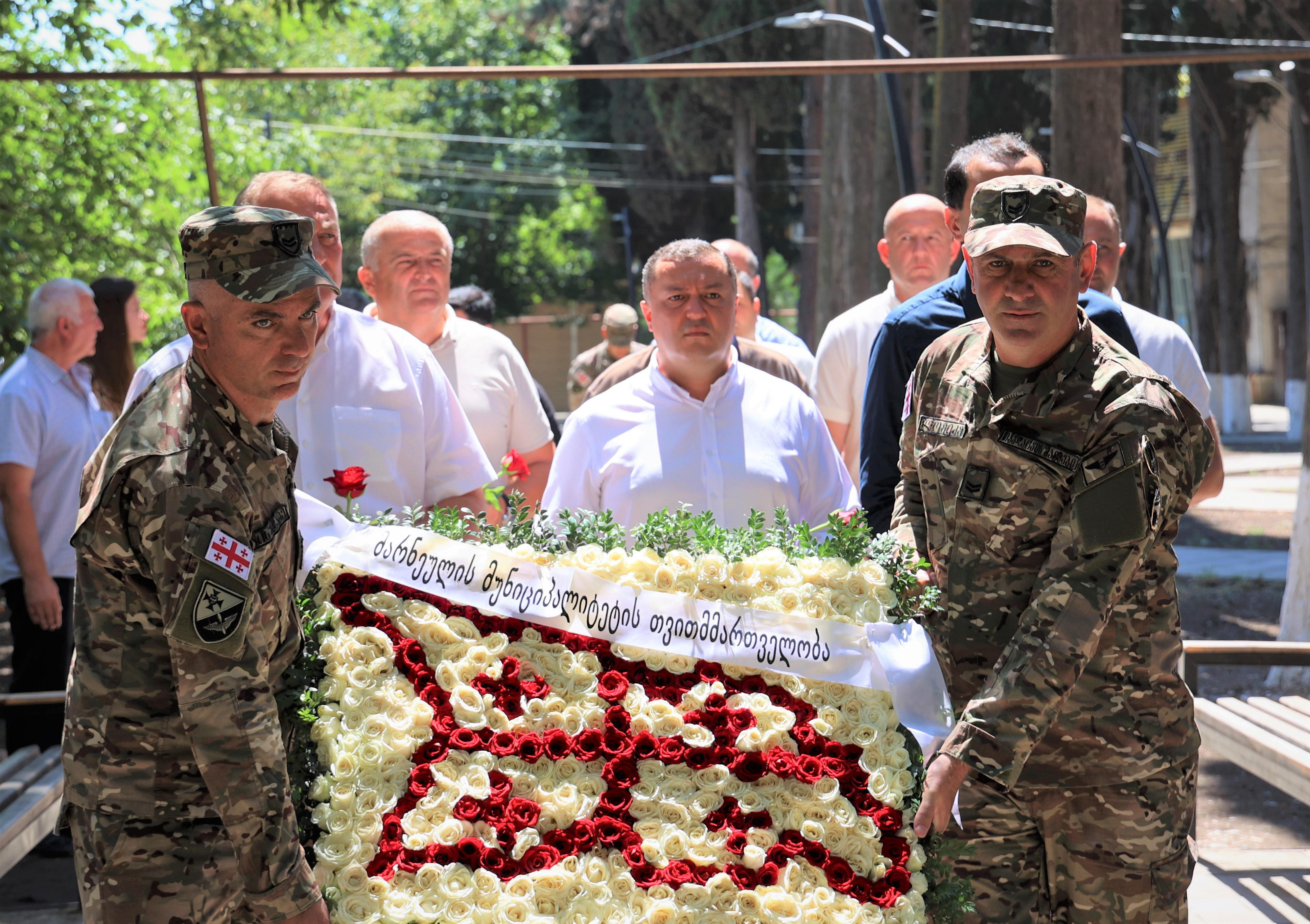 მარნეულის მუნიციპალიტეტის ხელმძღვანელმა პირებმა გმირთა მემორიალი გვირგვინით შეამკეს და მათ ხსოვნას პატივი მიაგეს