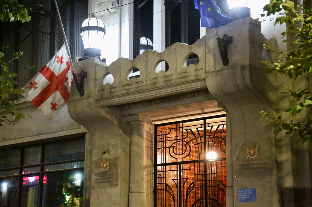 საგარეო საქმეთა სამინისტროს და საზღვარგარეთ საქართველოს დიპლომატიური წარმომადგენლობების შენობებზე სახელმწიფო დროშები დაეშვა