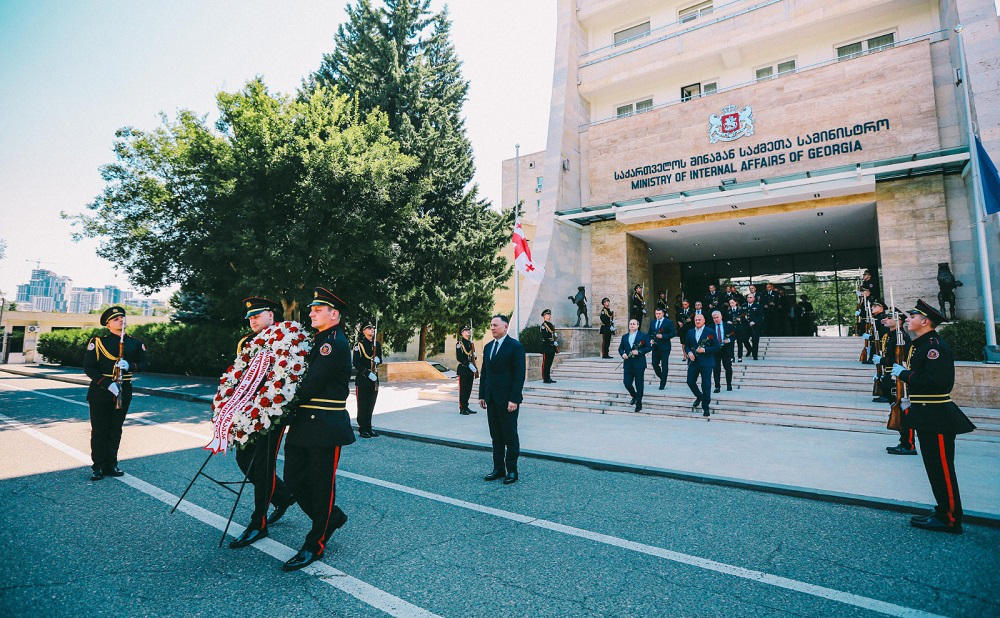 ვახტანგ გომელაურმა მოადგილეებთან ერთად, რუსეთ-საქართველოს ომის დროს სამშობლოს სამსახურისთვის თავგანწირულ შინაგან საქმეთა სამინისტროს თანამშრომელთა მემორიალი გვირგვინით შეამკო