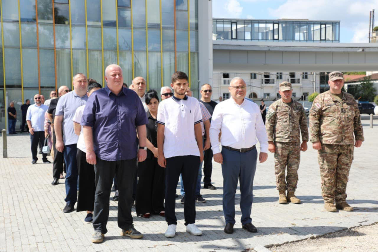 ზუგდიდში ადგილობრივი ხელისუფლების წარმომადგენლებმა 2008 წლის 8 აგვისტოს რუსეთ-საქართველოს ომში დაღუპულთა მემორიალი გვირგვინით შეამკეს