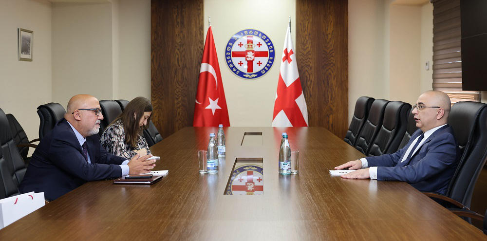 ეროვნული უსაფრთხოების საბჭოს აპარატის უფროსმა, ლევან ღირსიაშვილმა საქართველოში თურქეთის რესპუბლიკის საგანგებო და სრულუფლებიან ელჩთან, შეხვედრა გამართა