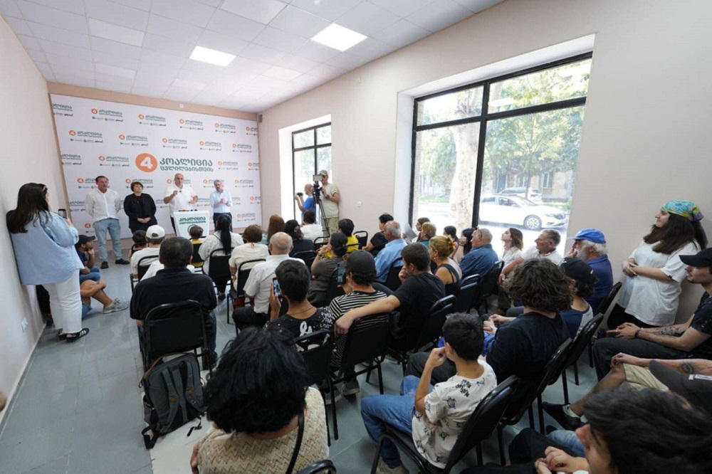 გორში, აღმაშენებლის გამზირზე N58-ში "კოალიცია ცვლილებისთვის - გვარამია, მელია, გირჩი, დროას" ოფისი გაიხსნა