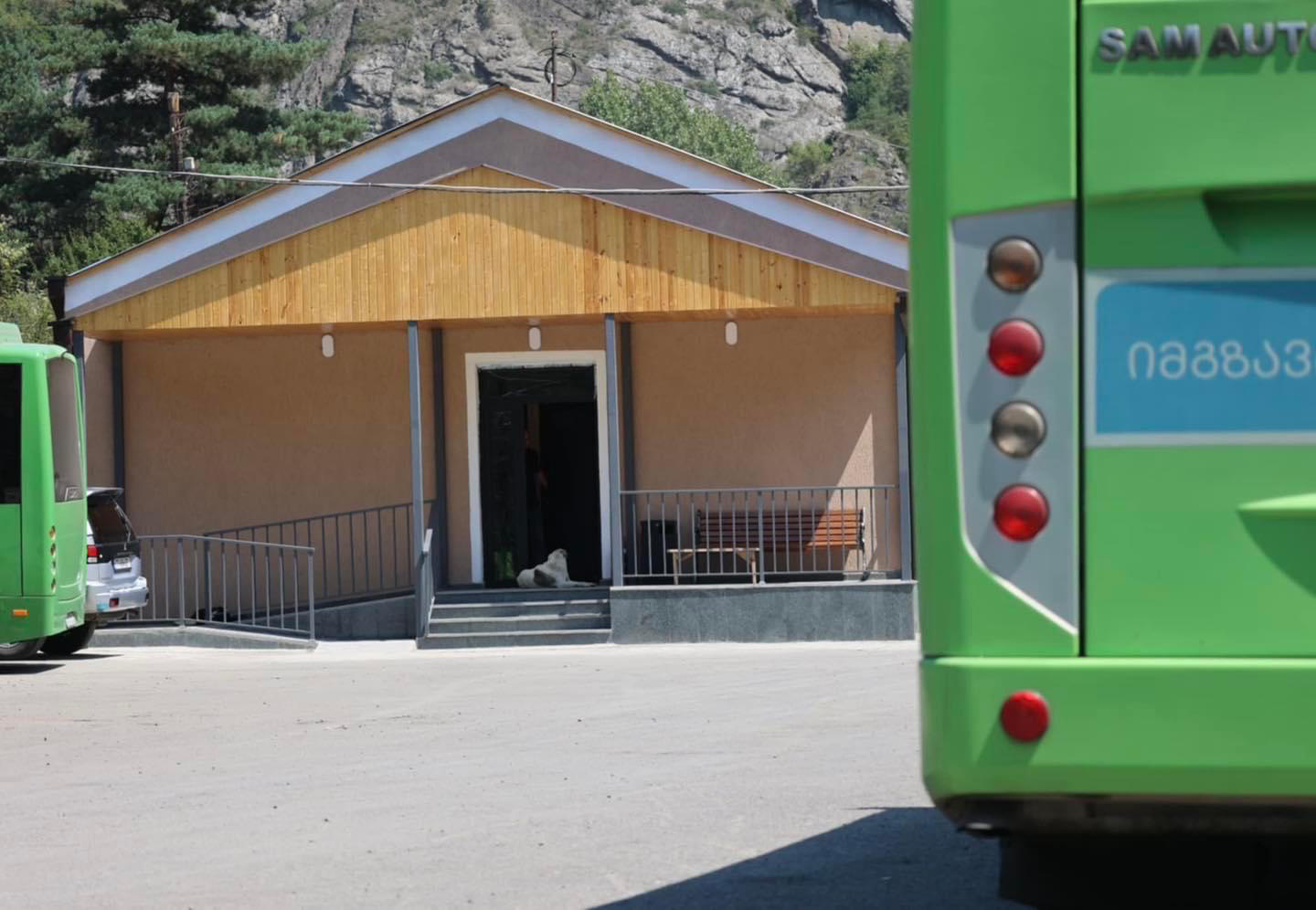 ბორჯომის მერია - მესხეთის ქუჩაზე არსებული ავტობაზის ტერიტორიაზე მდებარე შენობისა და ტერიტორიის რეაბილიტაცია დასრულდა