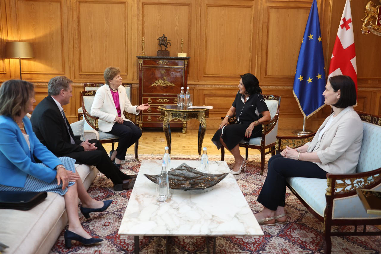 პრეზიდენტი ჯინ შაჰინთან და მაიკ ტერნერთან შეხვედრისას - ოქტომბრის არჩევნებს საქართველოს ევროპული გზისა და დემოკრატიული მომავლისათვის რეფერენდუმის მნიშვნელობა აქვს