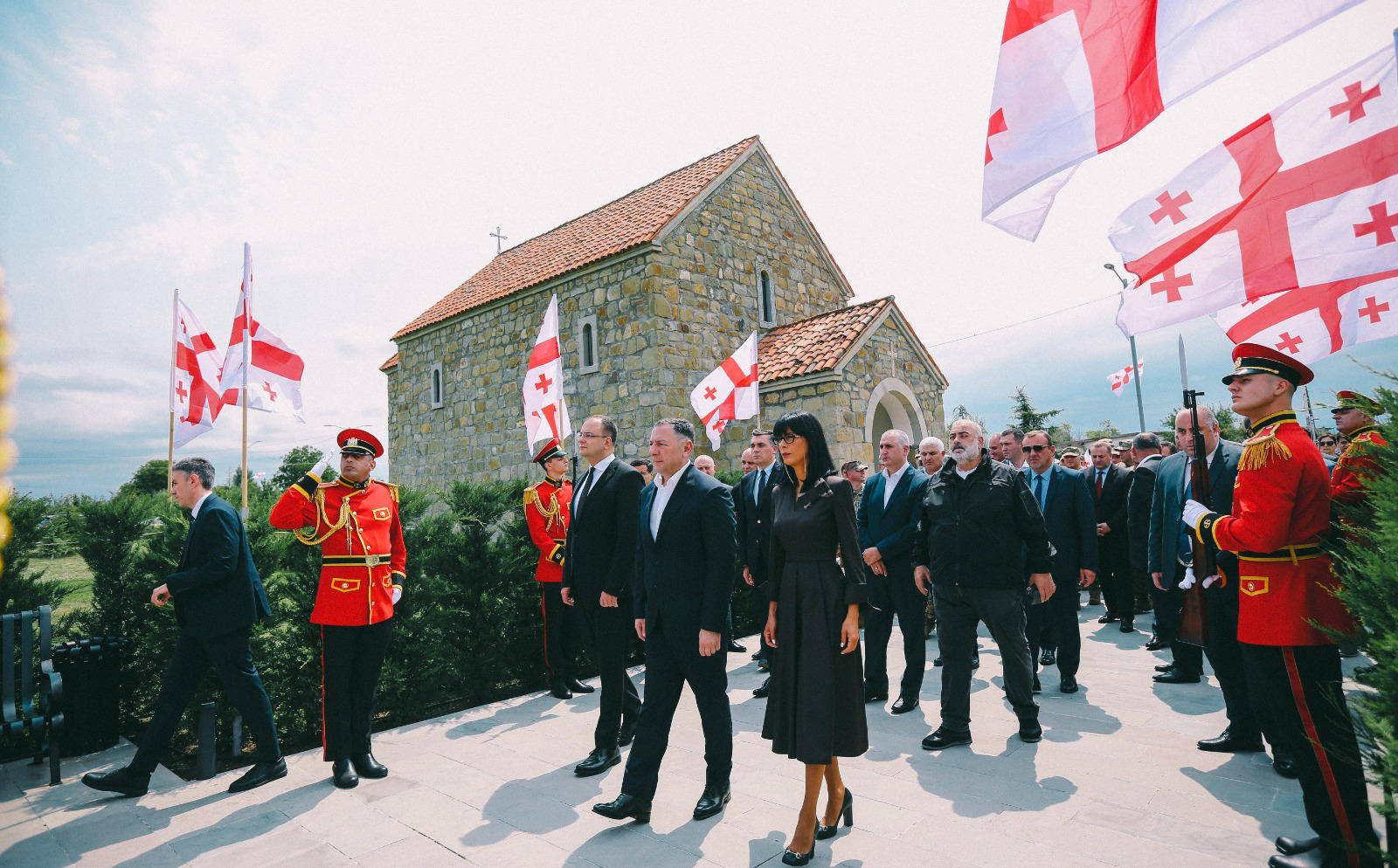 შინაგან საქმეთა მინისტრმა შინდისის გმირთა ხსოვნას პატივი მიაგო და 17 გმირის საფლავი გვირგვინით შეამკო