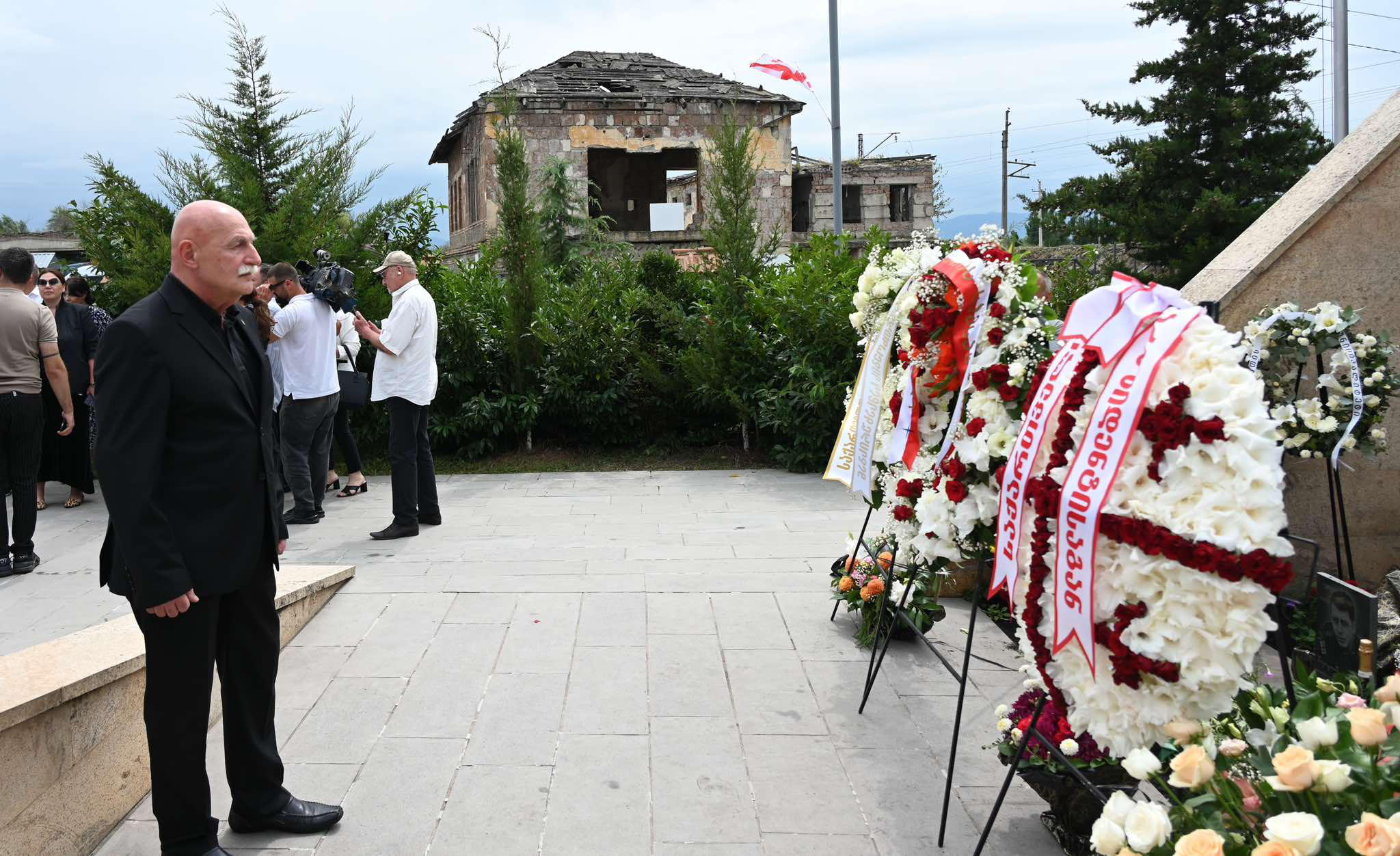 დავით თევზაძემ შინდისის გმირების მემორიალი გვირგვინით შეამკო