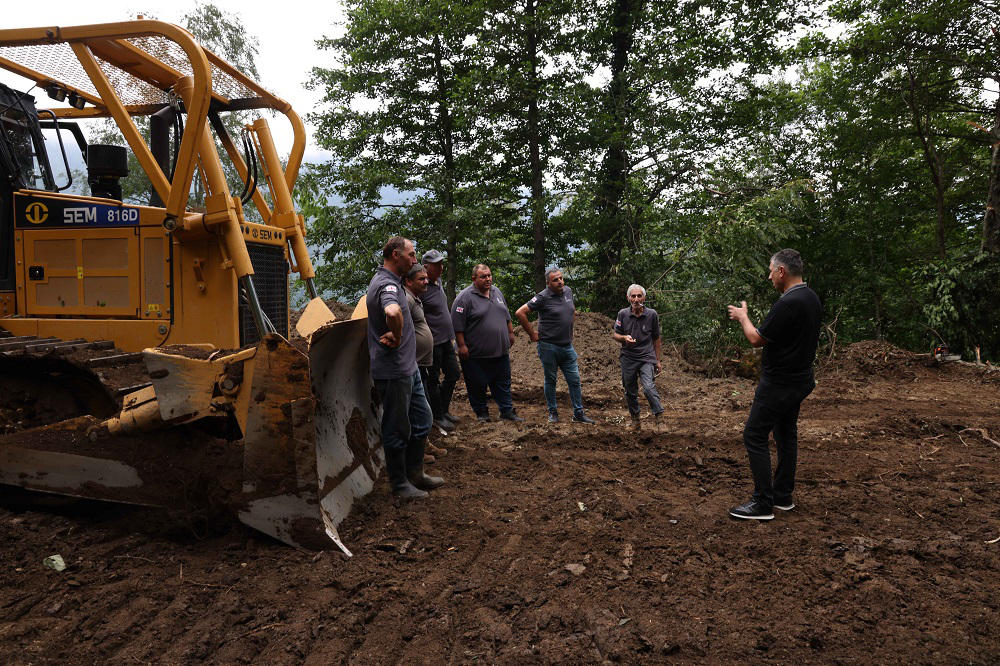 ეროვნული სატყეო სააგენტო გურიის რეგიონში, სოფელ სურებში 8 კილომეტრამდე მონაკვეთზე ტყეკაფებამდე მისასვლელი სატყეო-სამეურნეო გზების აღდგენით სამუშაოებს ახორციელებს
