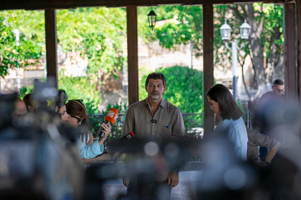 კახა კალაძე - როგორ შეიძლება არ მოგწონდეს ელისაშვილის და ხაზარაძის გაერთიანება?- მოღალატე და ნულ პროცენტიანები ერთად არიან თავმოყრილები, მოსახლეობას მარტივი არჩევანის გაკეთება შეეძლება