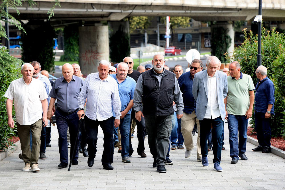 ვეტერანების საქმეთა სახელმწიფო სამსახურის დირექტორმა, სამსახურის წარმომადგენლებთან და ვეტერანებთან ერთად, ტერიტორიული მთლიანობისთვის დაღუპულ გმირთა მემორიალი გვირგვინით შეამკო და მეომრების ხსოვნას პატივი მიაგო