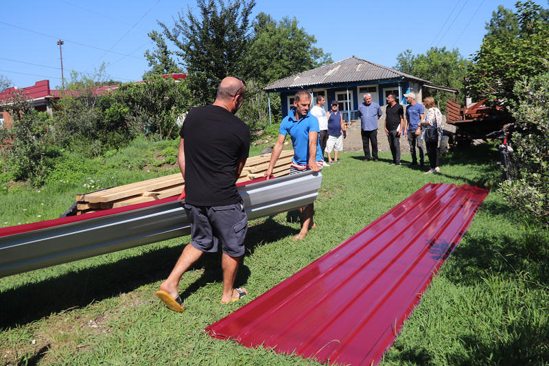 ხობის მუნიციპალიტეტში მცხოვრები სოციალურად დაუცველი ოჯახებისთვის სამშენებლო მასალების გადაცემის პროცესი მიმდინარეობს