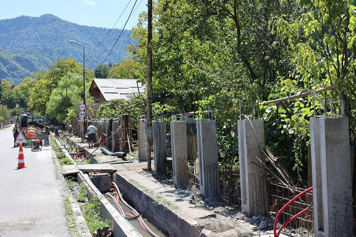 ბორჯომის მერია - დაბა ახალდაბაში, ბორჯომის ქუჩაზე ცენტრალური გზის გამყოლი ღობეების რეაბილიტაციის პროცესი აქტიურ ფაზაში მიმდინარეობს