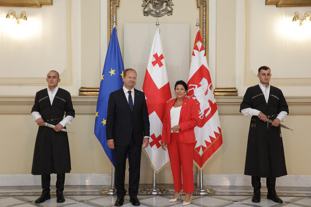 საქართველოს პრეზიდენტს ლიეტუვის რესპუბლიკის ელჩმა რწმუნებათა სიგელები გადასცა