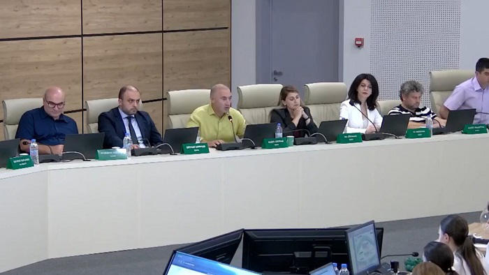 დავით კირთაძე ცესკოს თავმჯდომარეს - დანაშაულის ჩადენისთვის ემზადებით და შენობის გარეთ აღმართული გალავანი სწორედ მოახლოებულ არჩევნებს უკავშირდება