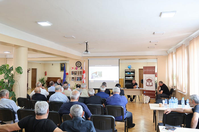 კობა კობალაძე გურჯაანში ადგილობრივ ვეტერანებს შეხვდა